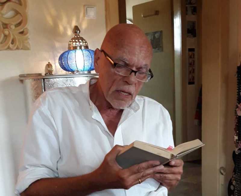 Mann mit Glatze liest ein Buch, Coaching